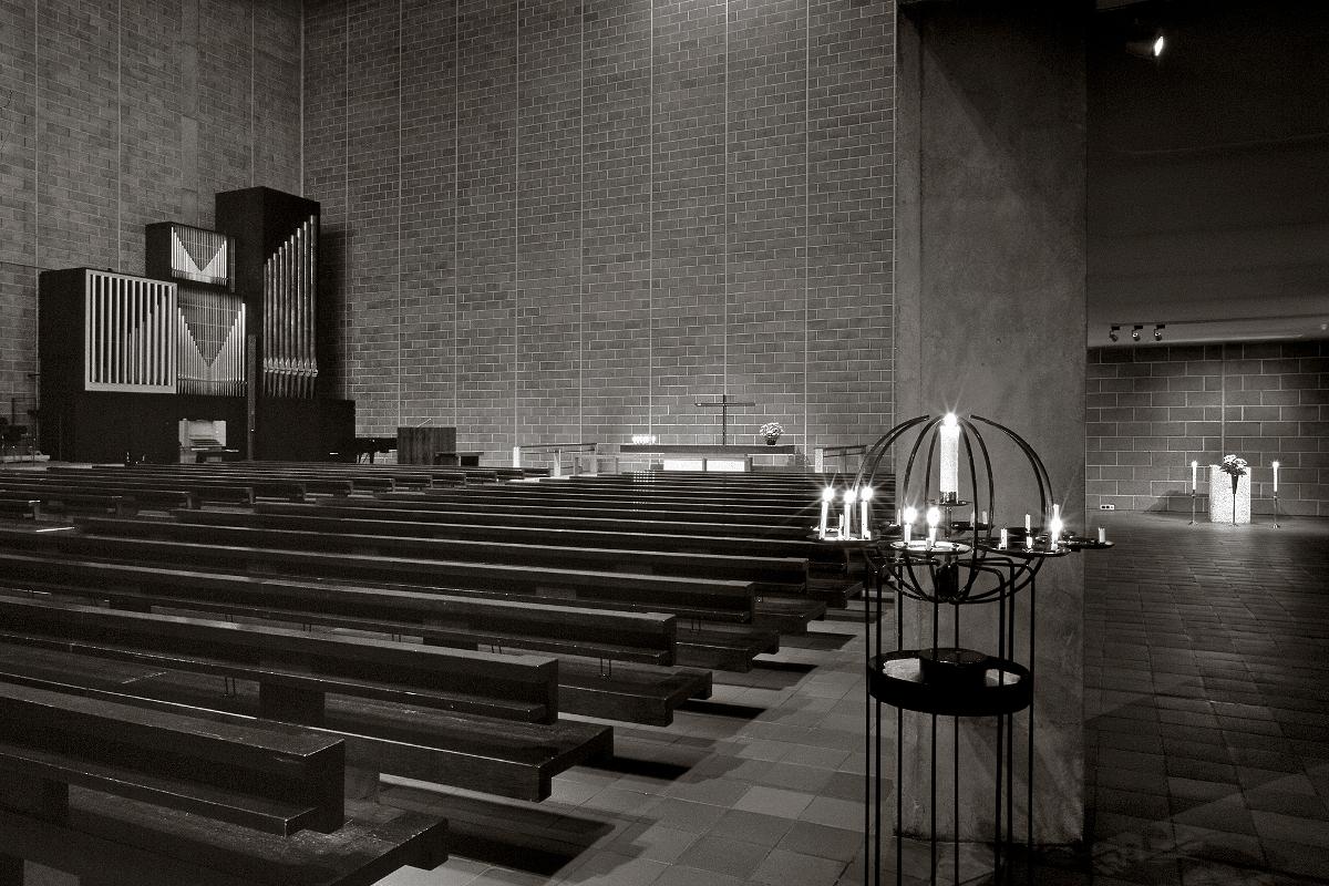 Tapiolan kirkon ovet ovat avoinna Espoo-päivänä 25.8. keskiyöhön asti. Tähtitaivasta muistuttava valoteos tuo lisää tunnelmaa kirkkoon.